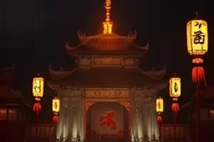 人文纪录片长街短巷封面:黄昏时分的老街与骑车人