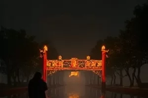 剧情短片三分钟的夏天封面：雨后操场上的少年背影