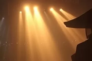 科幻短片天台上的信号封面：天台上指向夜空的旧天线